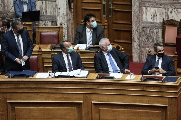 Από αριστερά: Βρούτσης, Σταϊκούρας, Λιβάνιος, Πικραμμένος, Μητσοτάκης με μάσκες -Φωτογραφία: George Vitsaras / SOOC