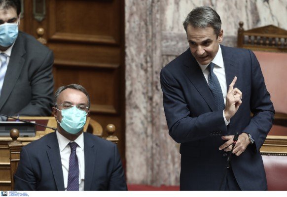 Ο Χρήστος Σταϊκούρας με μάσκα δίπλα στον ομιλούντα Κυριάκο Μητσοτάκη -Φωτογραφία: Intimenews/ΛΙΑΚΟΣ ΓΙΑΝΝΗΣ