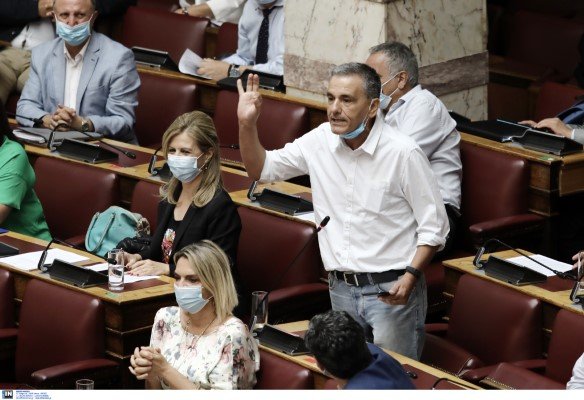 Ο Ευκλείδης Τσακαλώτος κατέβασε τη μάσκα για να παρέμβει -Φωτογραφία: Intimenews/ΛΙΑΚΟΣ ΓΙΑΝΝΗΣ