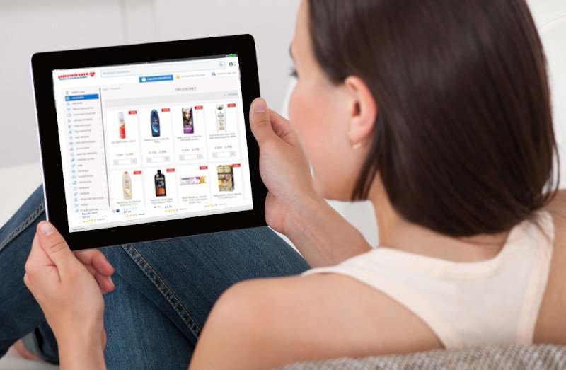 Γυναίκα χαζεύει στο eshop του Μασούτη