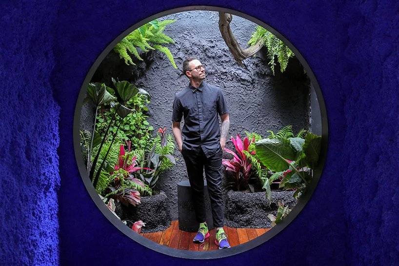 Ο αρχιτέκτονας σε μπλε τρύπα 