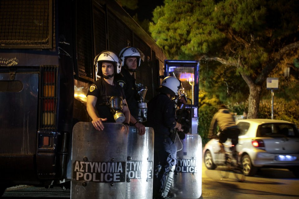 Άνδρες των ΜΑΤ με ασπίδες και κράνη μπροστά σε κλούβα της ΕΛ.ΑΣ. στην Αγία Παρασκευή