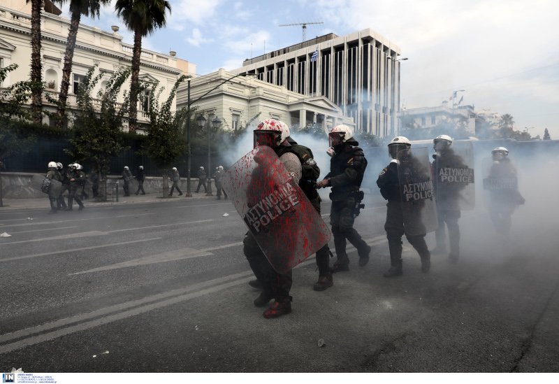 ΜΑΤ με ασπίδες στα χέρια