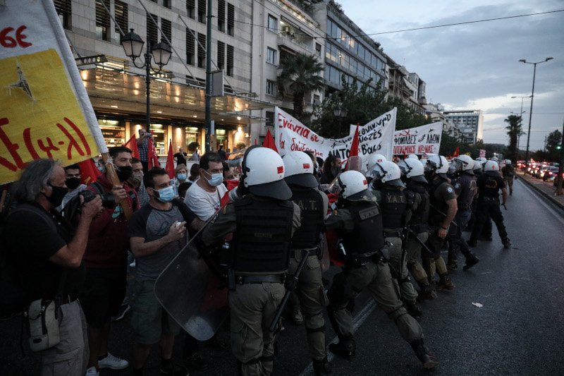 Τα ΜΑΤ απωθούν τους διαδηλωτές