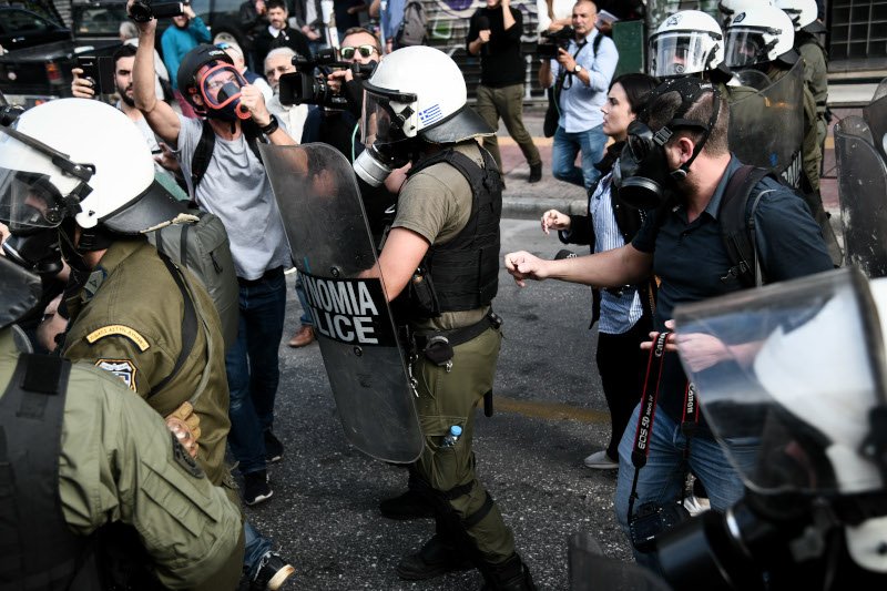 Ενταση με άνδρες των ΜΑΤ