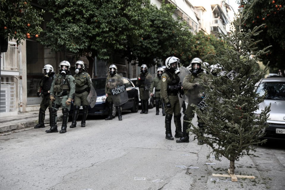 Δυνάμεις των ΜΑΤ έξω από τα κτίρια που επιχείρησαν να ανακαταλάβουν αντιεξουσιαστές στο Κουκάκι