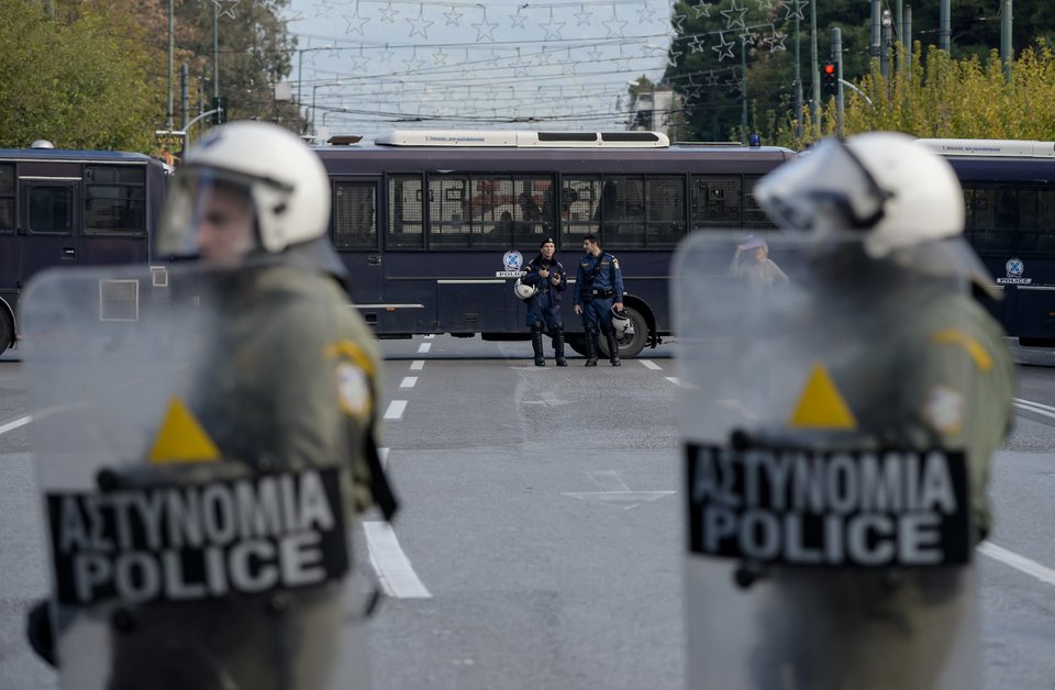ΜΑΤ μπροστά από κλούβες της αστυνομίας