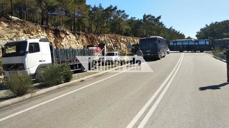 Οι αστυνομικοί έχουν κάνει φραγμό στον δρόμο προς την Καλλονή