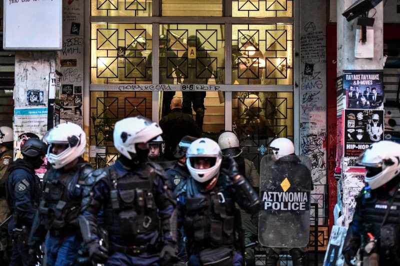 ΜΑΤ έξω από κτίριο