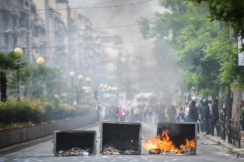 Καμμένοι κάδοι από τα επεισόδια