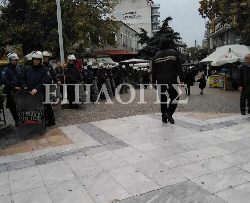Ισχυρές δυνάμεις των ΜΑΤ σε πλατεία των Σερρών