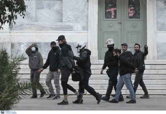 Προσαγωγές από την επέμβαση της ΕΛ.ΑΣ. στο Πολυτεχνείο -Φωτογραφία: © Intime p.a.
