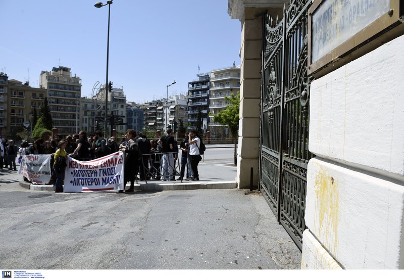Μαθητές έξω από το υπ. Μακεδονίας- Θράκης