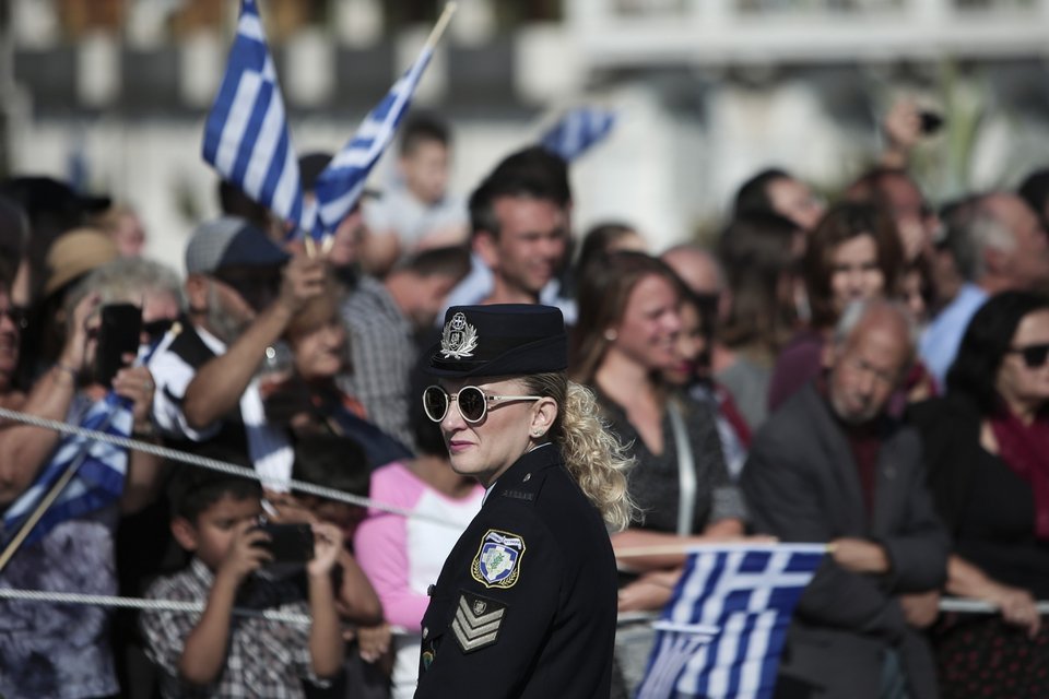 Με εντυπωσιακό γυαλί ηλίου η αστυνομικός