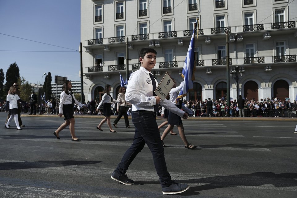 Μαθητής παρελαύνει και ποζάρει αμήχανα στην κάμερα