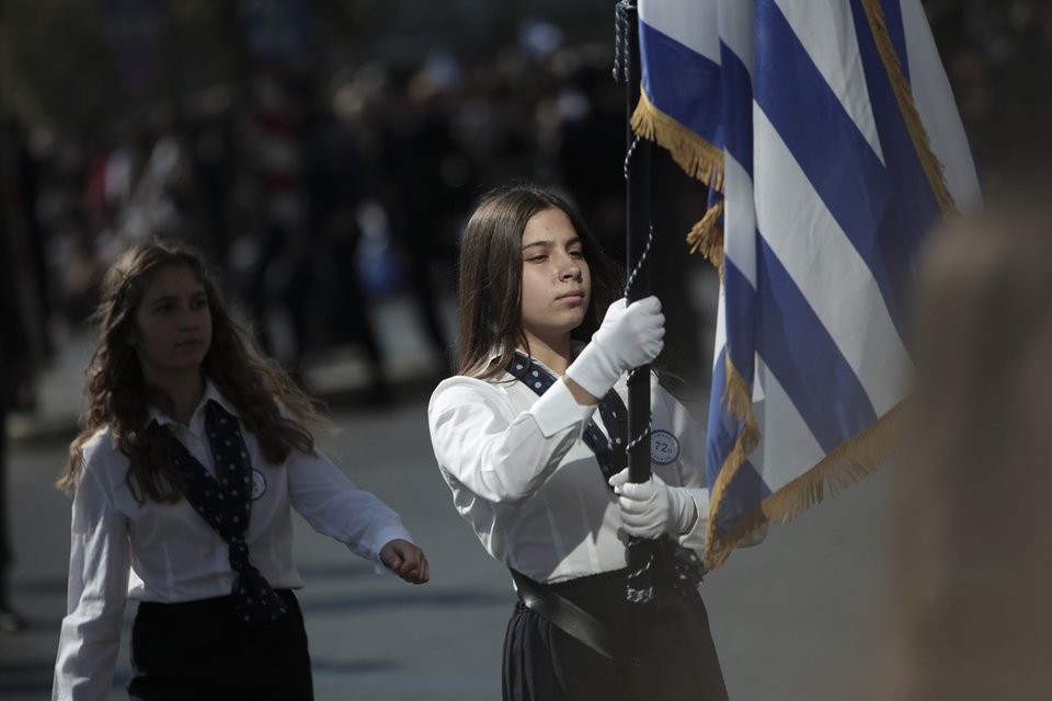 Μία μαθήτρια σημαιοφόρος στην παρέλαση στην Αθήνα την 28η Οκτωβρίου