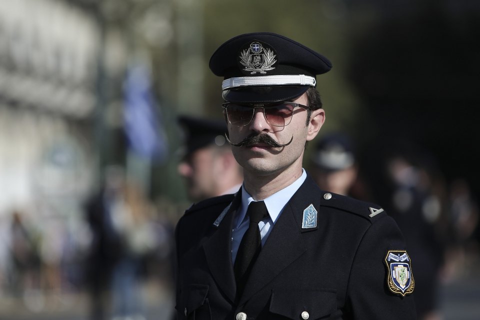 Το τσιγκελωτό μουστάκι του αστυνομικού κέρδισε τα βλέμματα στη μαθητική παρέλαση της Αθήνας