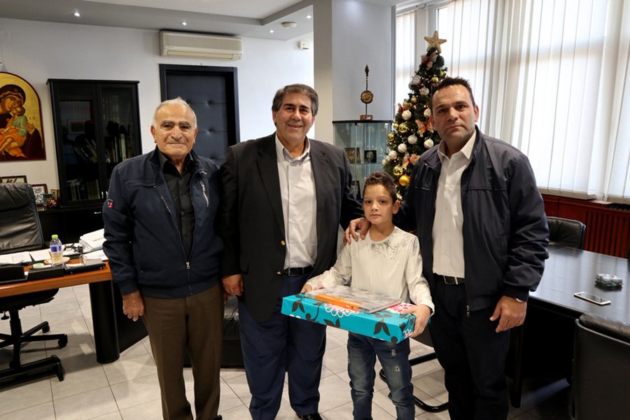 Ο αντιπεριφερειάρχης Πέλλας Ιορδάνης Τζαμτζής  βράβευσε πρόσφατα στον 8χρονο μαθητή/Φωτογραφία: ΑΠΕ-ΜΠΕ