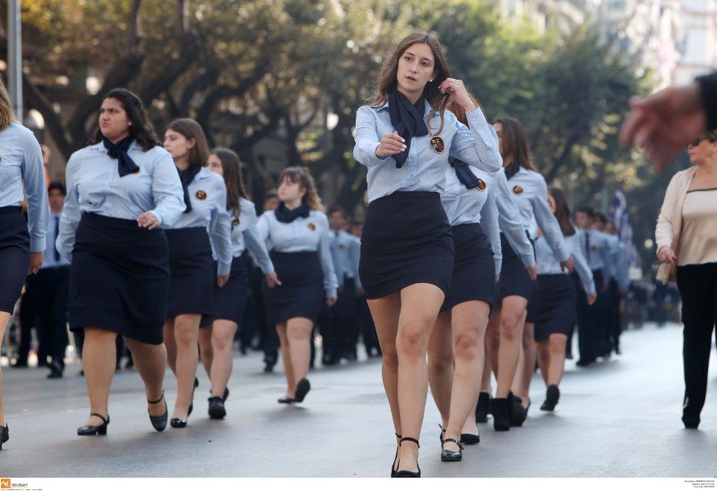 Μαθητική παρέλαση με γαλάζιο πουκάμισο
