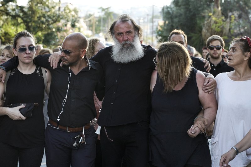 Με βουβό πόνο οι συγγενείς πέρασαν από τα σημεία της εθνικής τραγωδίας.