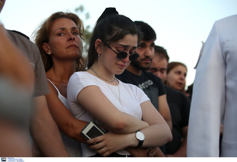 Δάκρυα στα μάτια για τα θύματα στο Μάτι.