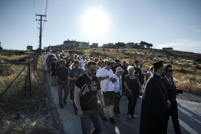 Εκατοντάδες κάτοικοι έκαναν σιωπηλή πορεία μνήμης, περνώντας από τις περιοχές που εγκλωβίστηκαν άνθρωποι και κάηκαν αβοήθητοι.