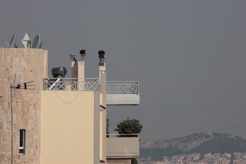 Μαύρος καπνός πάνω από την Αθήνα