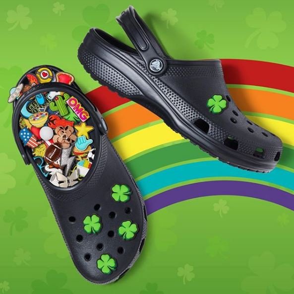 Μαύρα crocs με πολλά Ξιββιτζ