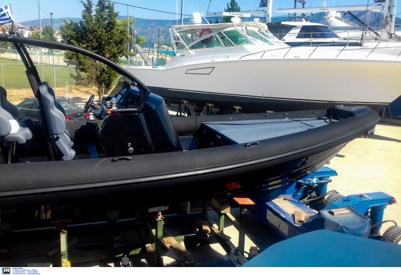Το μαύρο φουσκωτό που εμβόλισε το αλιευτικό στο Πόρτο Χέλι