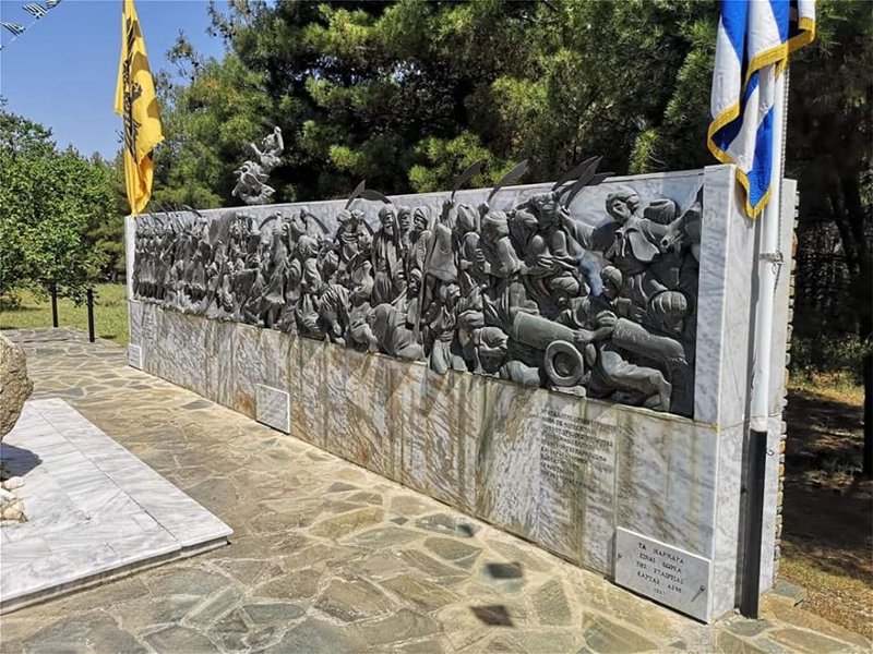 Το μνημείο του καπετάν Χάψα πριν την κλοπή -