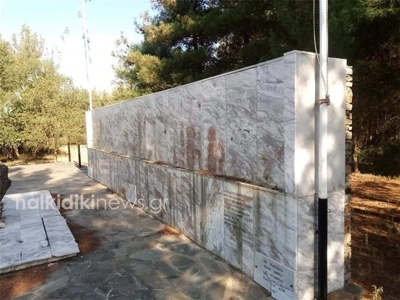 Το μνημείο του καπετάν Χάψα μετά την κλοπή της μπρούτζινης αναπαράστασης της μάχης των Βασιλικών