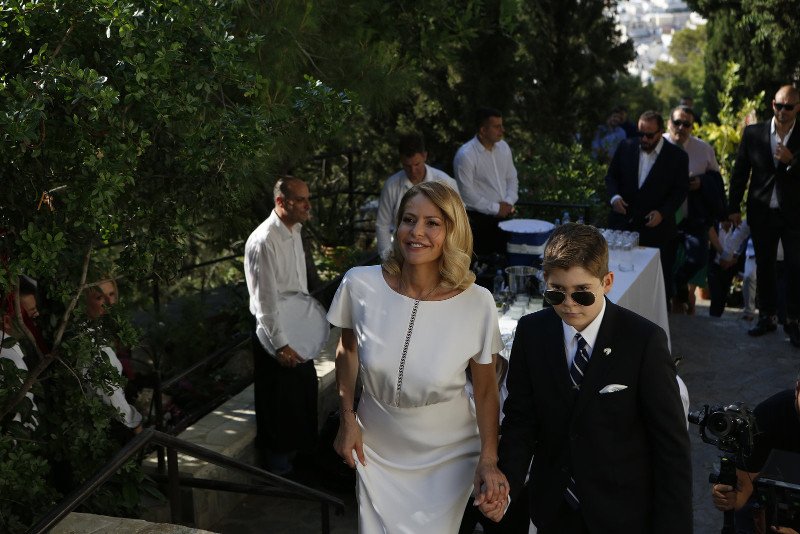 Η Τζένη Μπαλατσινού φτάνει στην εκκλησία μαζί με το γιο της, Μάξιμο / Φωτογραφία: jenny.gr
