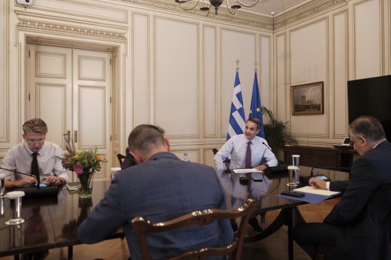 Από αριστερά: Ακης Σκέρτσος, Κυριάκος Μητσοτάκης και δεξιά ο υπουργός Εσωτερικών Τάκης Θεοδωρικάκος / Φωτογραφία: ΓτΠ/Δημήτρης Παπαμήτσος