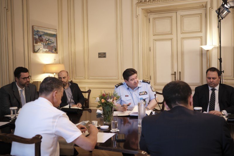 Στη σύσκεψη ο πρωθυπουργός ζήτησε από τους συμμετέχοντες να δώσουν προτεραιότητα στους ελέγχους στους χώρους, ανοιχτούς και κλειστούς, όπου παρατηρείται μεγάλος συνωστισμός / Φωτογραφία: ΓτΠ/Δημήτρης Παπαμήτσος
