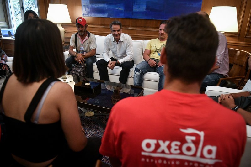 Ο Κυριάκος Μητσοτάκης υποδέχθηκε την Εθνική Ομάδα Αστέγων στο Μέγαρο Μαξίμου