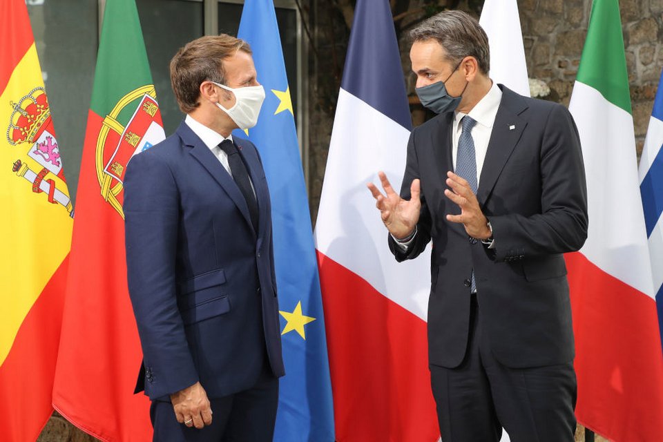 Ο Γάλλος πρόεδρος Εμανουέλ Μακρόν υποδέχεται τον Έλληνα πρωθυπουργό στην Κορσική