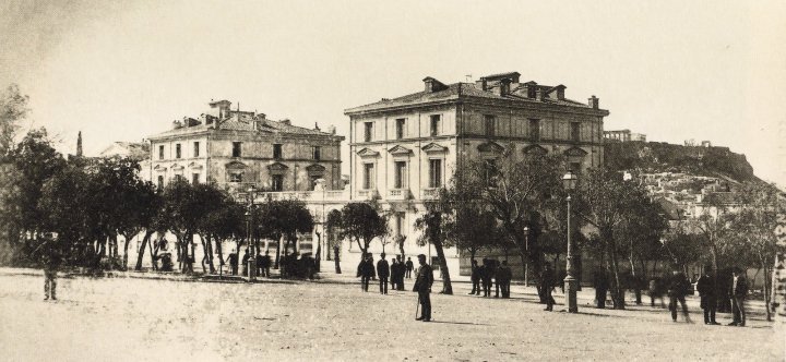 Πίσω από το Μέγαρο Νεγρεπόντη διακρίνεται η Ακρόπολη
