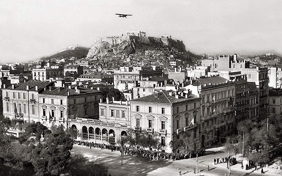 Φωτογραφία του Μεγάρου Νεγρεπόντη από το βιβλίο «Η νεοκλασική Αθήνα», του αρχιτέκτονα Παύλου Μυλωνά (1915-2005), το οποίο εξέδωσε το 2017 η Ακαδημία Αθηνών σε έναν μνημειώδη τόμο
