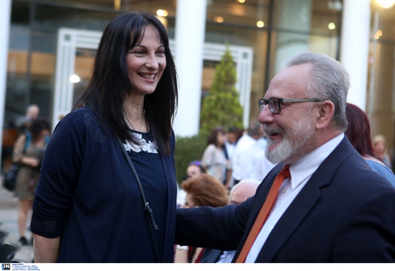 Αμήχανο χαμόγελο από την Ελενα Κουντουρά 