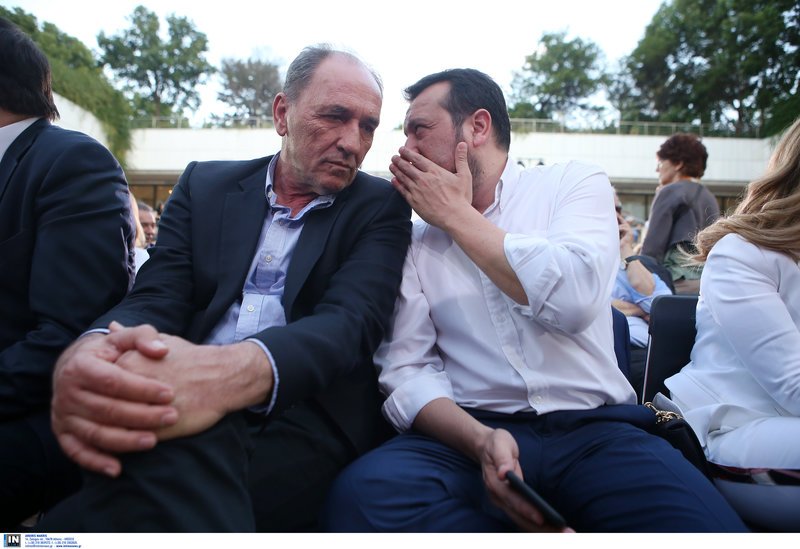 Ο Νίκος Παππάς ψυθιρίζει κάτι στον σκεπτικό Γιώργο Σταθάκη