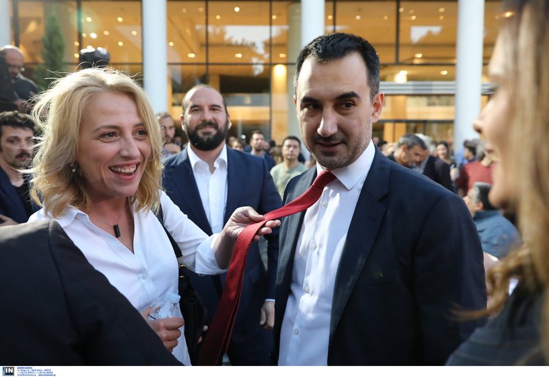 Η Ρένα Δούρου δείχνει στην Εφη Αχτσιόγλου την κόκκινη γραβάτα του Αλέξη Χαρίτση