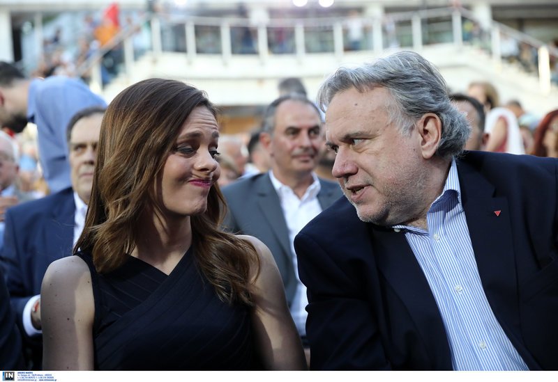 Η Εφη Αχτσιόγλου κάνει μια γκριμάτσα μιλώντας με τον Γ. Κατρούγκαλο