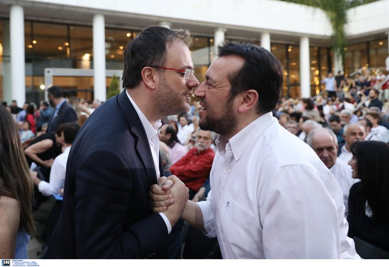 Ασπασμό ανταλάσσουν Θαν. Θεοχαρόπουλος και Νίκος Παππάς 