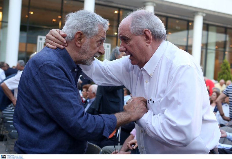 Τέρενς Κουίκ και Θοδωρής Δρίτσας αγκαλιάζονται με αγωνία 