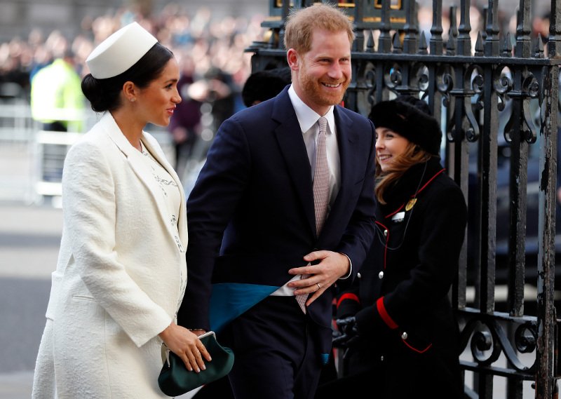 Μέγκαν Μαρκλ στα λευκά, πρίγκιπας Χάρι με κοστούμι