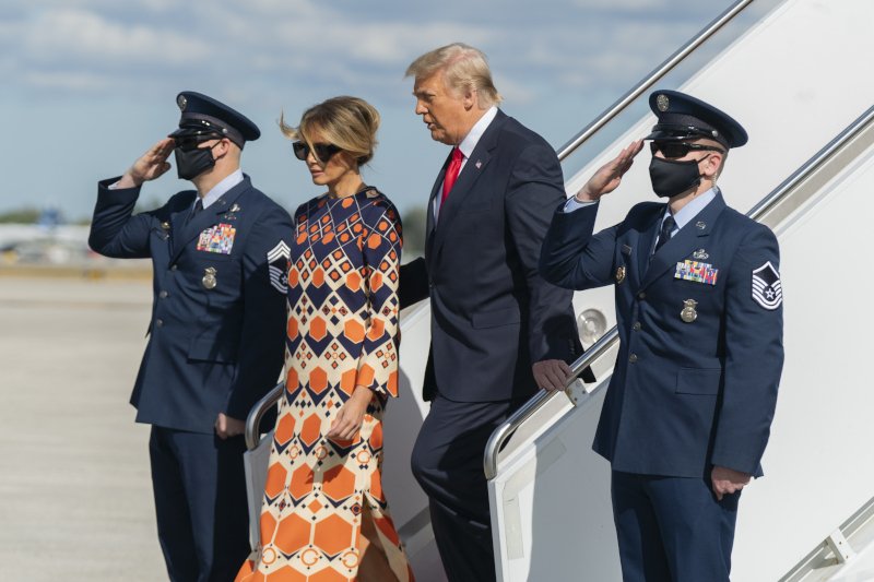 Η τέως Πρώτη Κυρία άλλαξε ρούχα μέσα στο Air Force One, πετώντας από πάνω της το αυστηρό λουκ