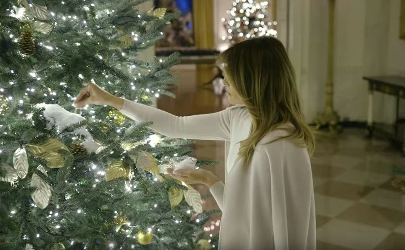 Οι τελικές πινελιές της Μελάνια Τραμπ που ρίχνει ψεύτικο χιόνι επάνω σε ένα από τα χριστουγεννιάτικα δέντρα