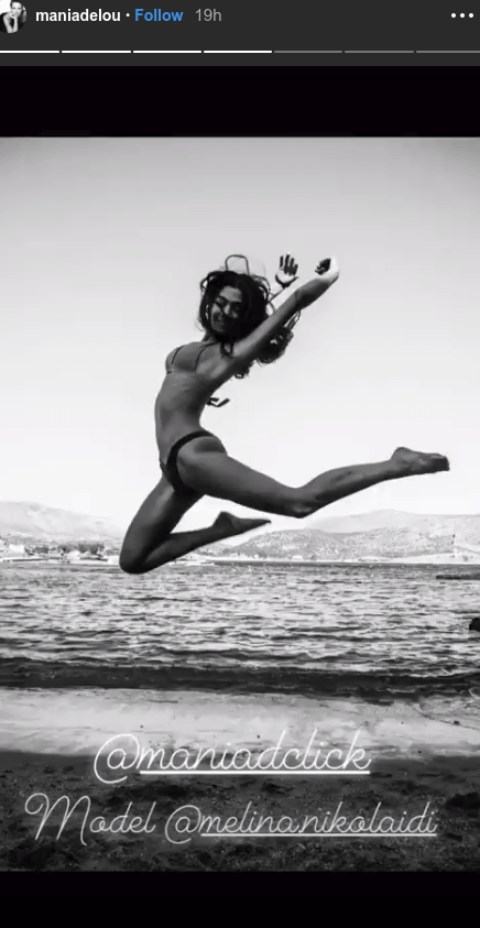 Η Μελίνα Νικολαΐδη με μαγιό στη θάλασσα
