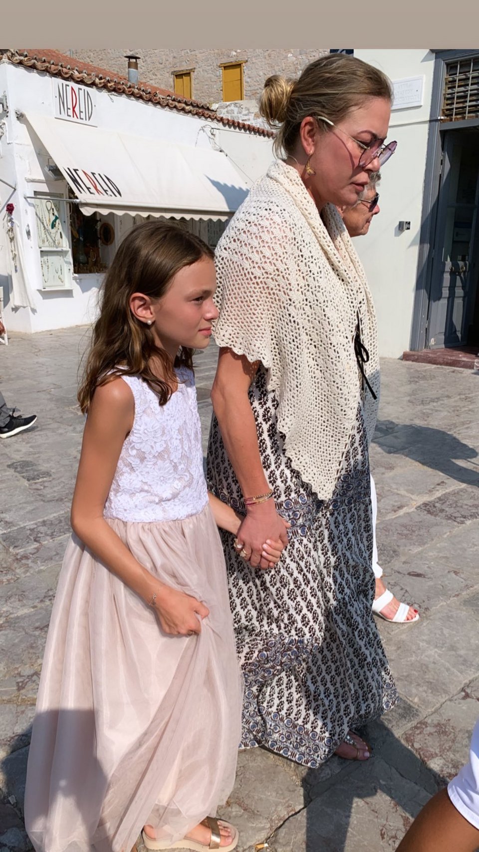 Η Μελίνα Πασχαλίδου με την Μελίσσα Βαρδινογιάννη στη βάπτιση
