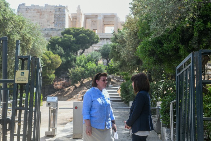 Λινα Μενδώνη, Κατερίνα Σακελλαροπούλου